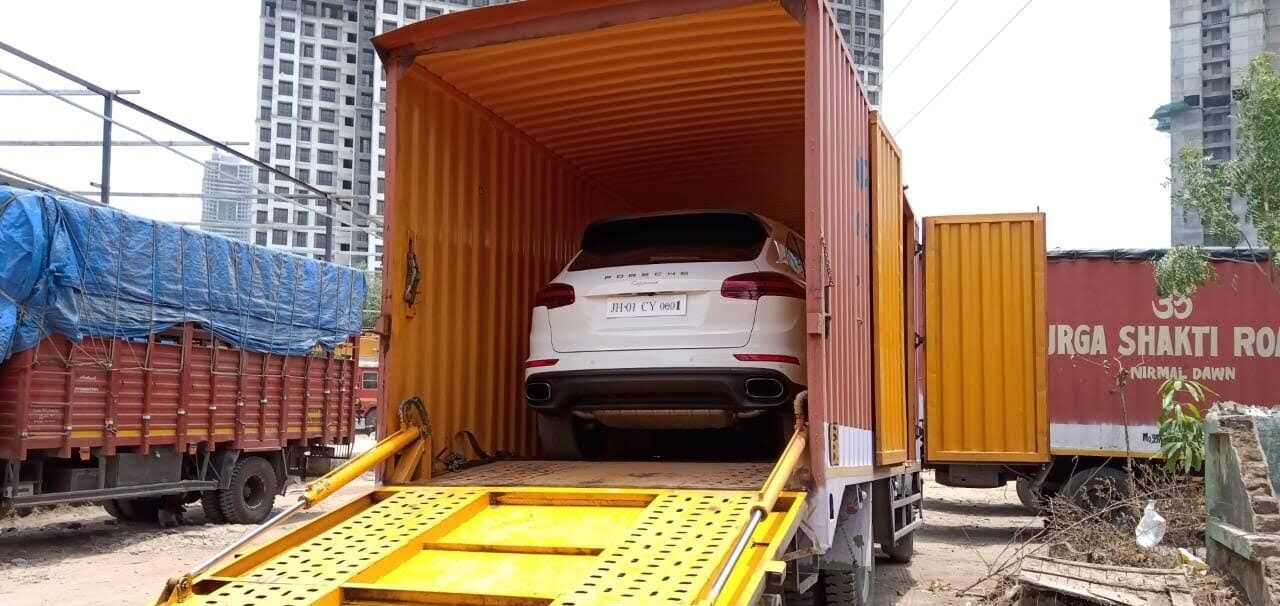 Professional Car Carrier Transport Yard